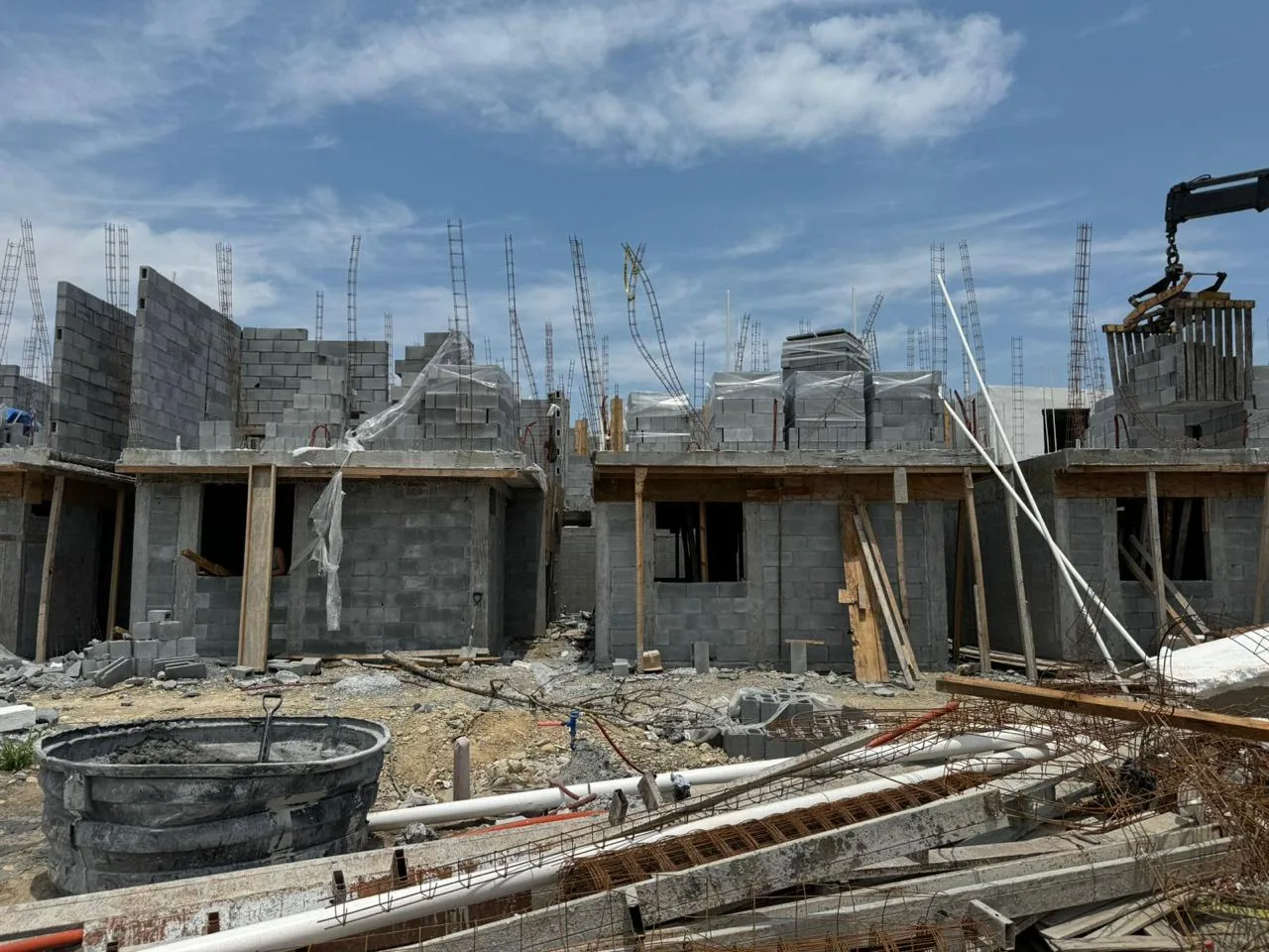 Desarrollo habitacional en proceso de construcción con muros de block y estructura en obra.